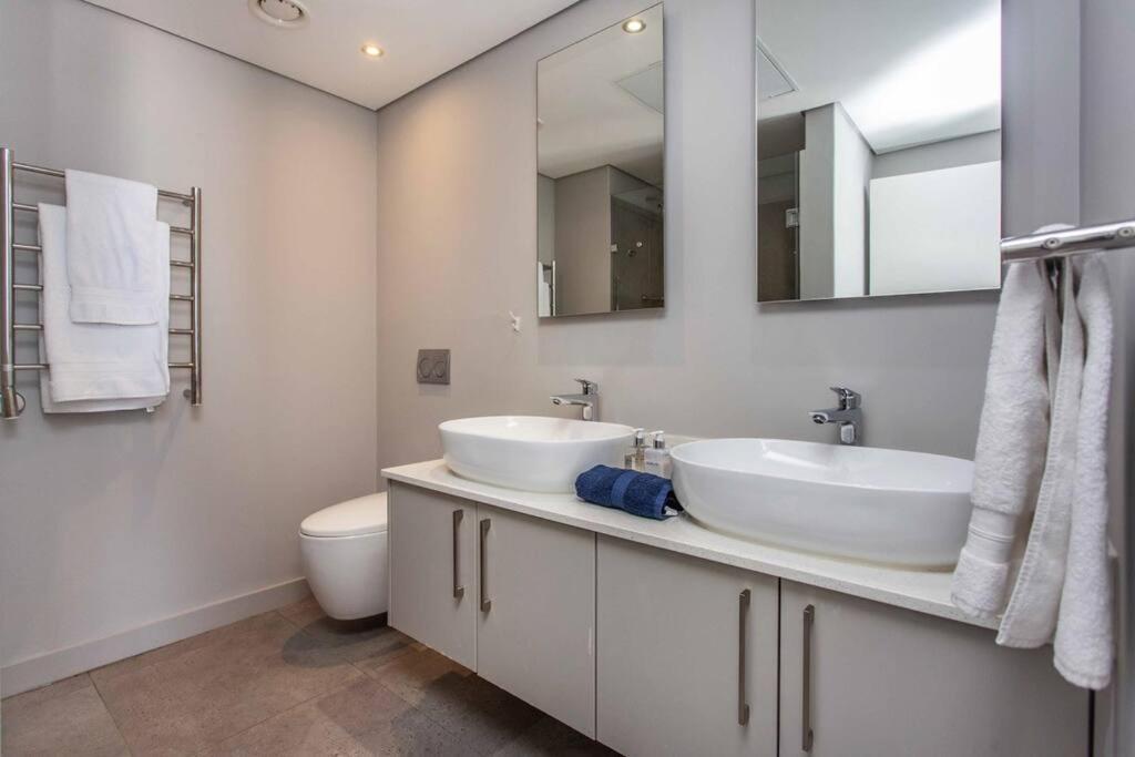 Sea Views 3 Bed - The Fairmont - Sea Point Bantrybay Cape Town