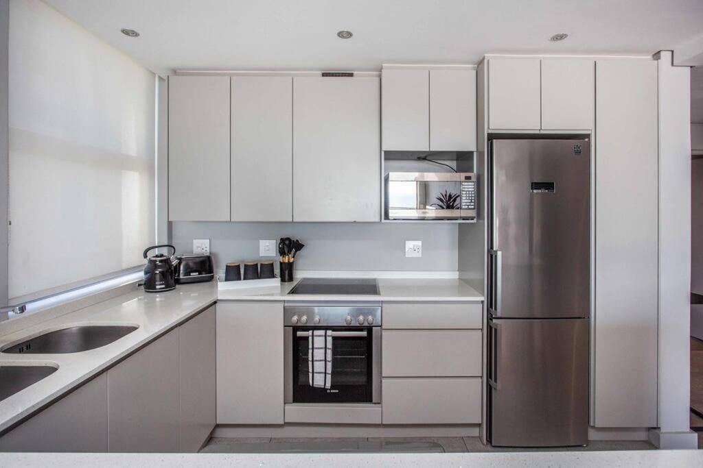 Sea Views 3 Bed - The Fairmont - Sea Point Bantrybay Apartment Cape Town