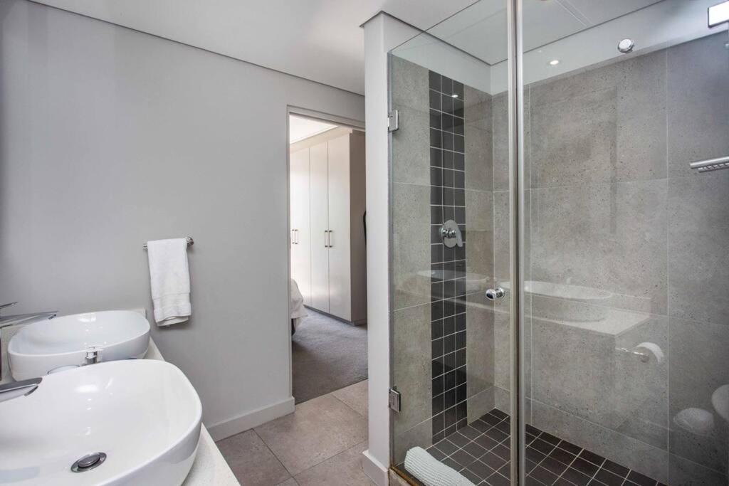Sea Views 3 Bed - The Fairmont - Sea Point Bantrybay Cape Town