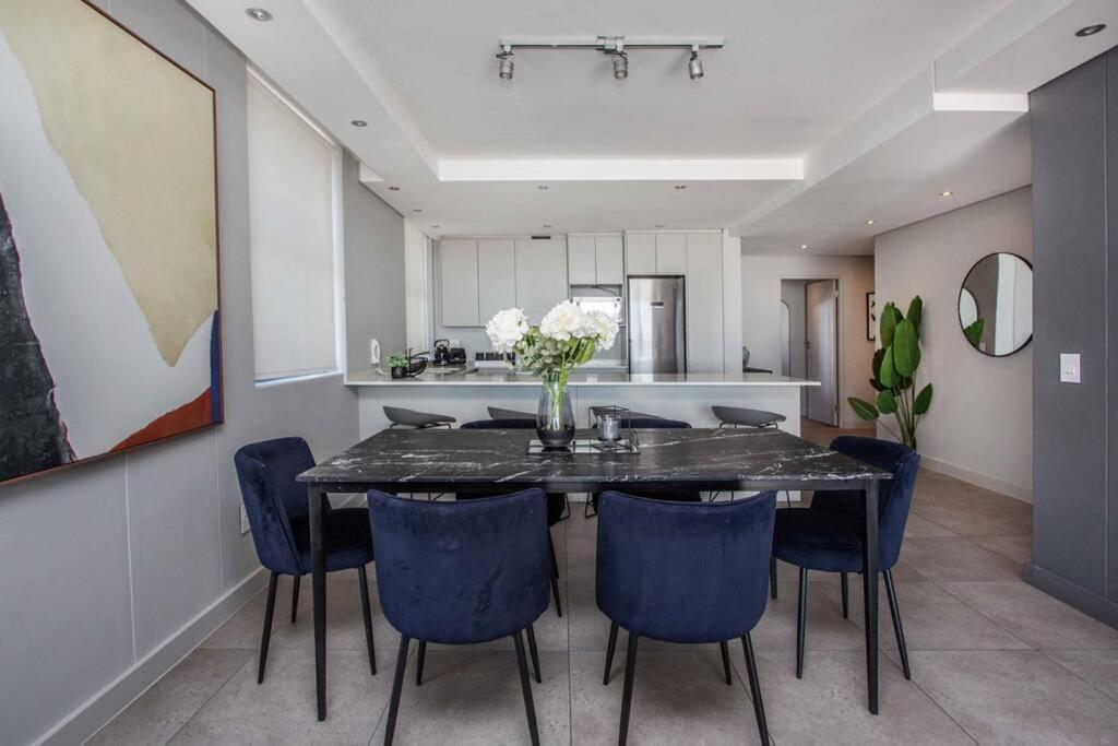Sea Views 3 Bed - The Fairmont - Sea Point Bantrybay * Cape Town