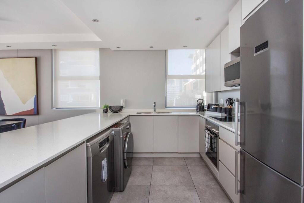 Sea Views 3 Bed - The Fairmont - Sea Point Bantrybay