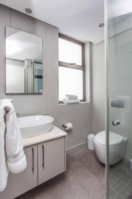Sea Views 3 Bed - The Fairmont - Sea Point Bantrybay Cape Town