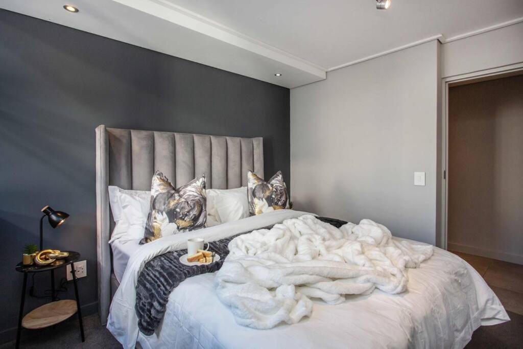 Sea Views 3 Bed - The Fairmont - Sea Point Bantrybay Apartment