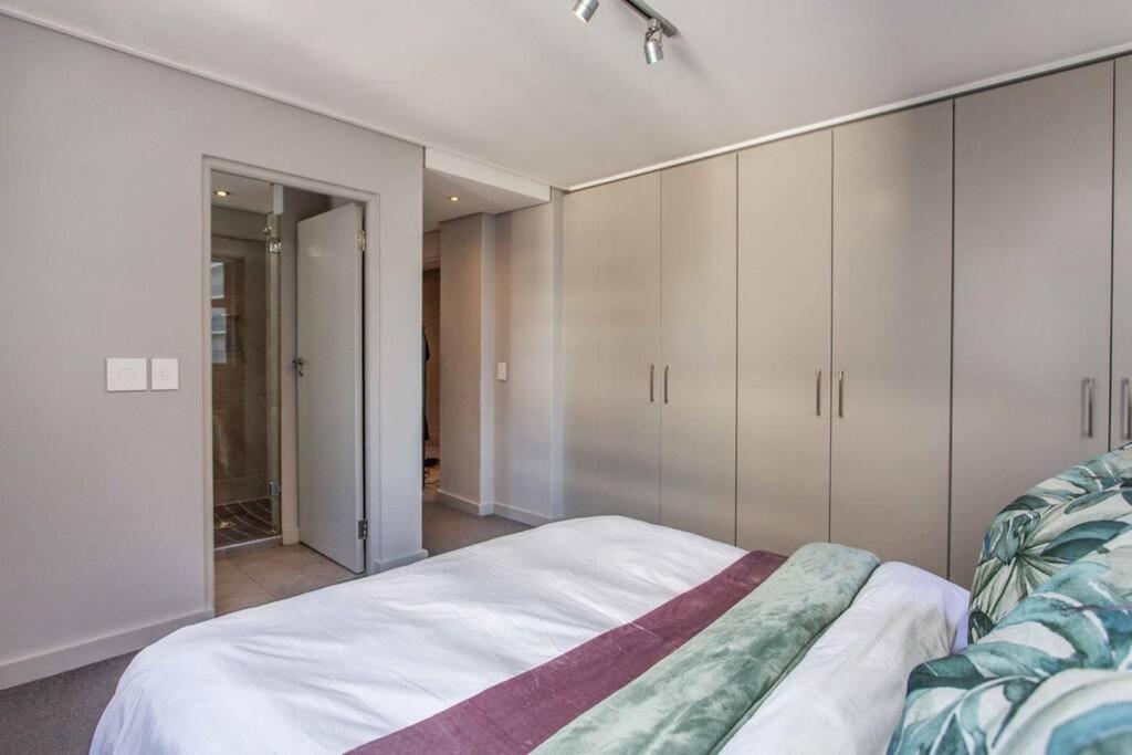 Sea Views 3 Bed - The Fairmont - Sea Point Bantrybay Apartment
