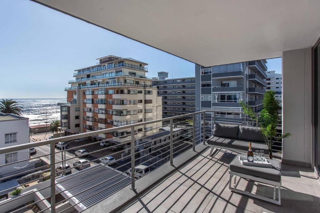 Sea Views 3 Bed - The Fairmont - Sea Point Bantrybay Cape Town