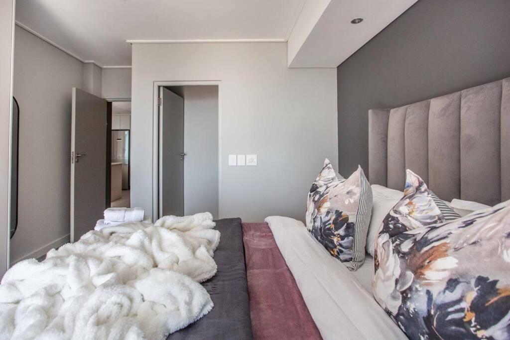 Sea Views 3 Bed - The Fairmont - Sea Point Bantrybay Cape Town